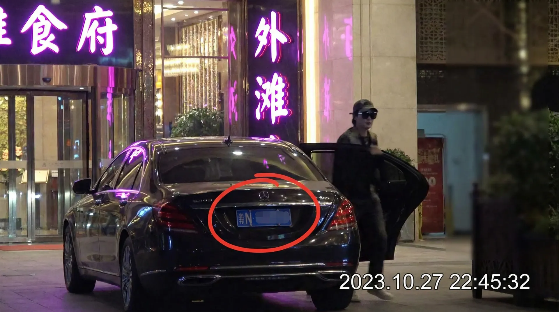 必赢亚洲app - 豪车餐厅外被拍